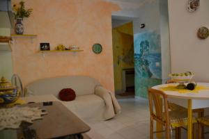 Posezení v ubytování Casa Mimosa - Appartamento con giardino a 50 mt dal mare
