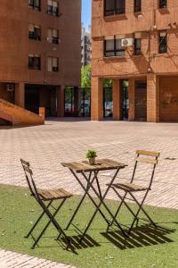 two chairs and a table in a courtyard at Estudio barrio Patraix - cerca del Centro in Valencia
