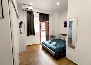 a bedroom with a bed and a mirror at Estudio barrio Patraix - cerca del Centro in Valencia