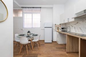 a kitchen with a table and chairs in a kitchen at Estudio barrio Patraix - cerca del Centro in Valencia