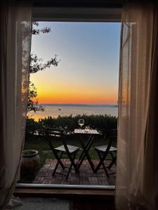 ViggjaにあるCharming sunlit hideaway with ocean viewのパティオの窓から見える海の景色 +3枚の写真