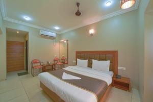 Katil atau katil-katil dalam bilik di Hotel Vrindavan Deluxe Kolhapur NEAR CENTRAL BUS STAND