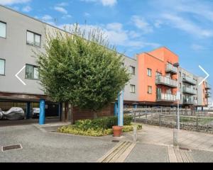 a group of buildings with a tree in front of it at Amazing River view 2 bedroom apartment, sleeps 6 , balcony and parking in London