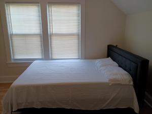 Postel nebo postele na pokoji v ubytování charming apartment at Lynchburg