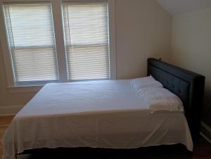Ένα ή περισσότερα κρεβάτια σε δωμάτιο στο charming apartment at Lynchburg +8 φωτογραφίες