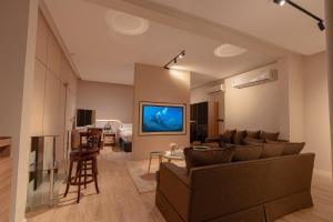 una sala de estar con un sofá y una mesa en LAmu, en Riad