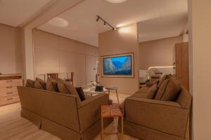 Una sala de estar con dos sillas y una mesa. en LAmu, en Riad