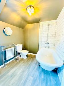 Ένα μπάνιο στο HomeDecor Cottages - Castle Walk House +42 φωτογραφίες