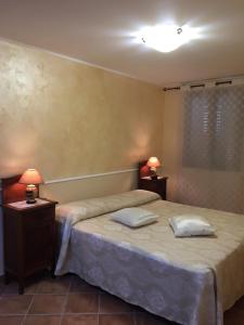 - une chambre avec 2 lits et 2 tables avec des lampes dans l'établissement Casa di Genni, à Reggio de Calabre 26 autres photos