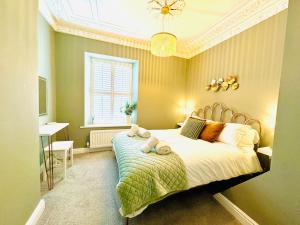 Postel nebo postele na pokoji v ubytování HomeDecor Cottages - Castle Walk House