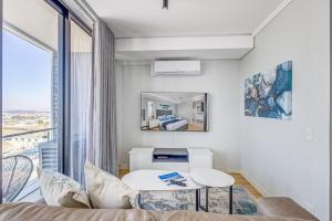 Χώρος καθιστικού στο The Quanta Luxury Apartment, Ellipse, Waterfall, Midrand