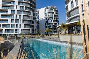 Πισίνα στο ή κοντά στο The Quanta Luxury Apartment, Ellipse, Waterfall, Midrand
