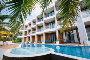 Blick auf das Hotel vom Pool aus in der Unterkunft Seava Beach in Ban Pak Nam Pak Duat