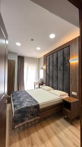 イスタンブールにあるHan Suite Hotelの木製のヘッドボードが付いた大きなベッドのある寝室