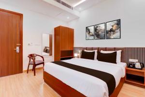 Postel nebo postele na pokoji v ubytování Collection O Dehradun Hemkunj Colony