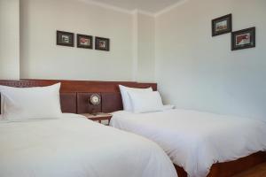 Voodi või voodid majutusasutuse Hanoi E Central Luxury Hotel & Restaurant toas