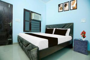a bedroom with a large bed in a blue room at Hotel O Nayagaon Vikas Nagar in Chandīgarh +18 photos