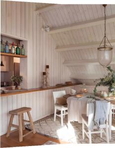 a kitchen with a table and chairs in a room at Magnifico duplex en centro Viella in Vielha