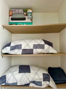 two pillows sitting on shelves in a bedroom at Hermoso apto central Urban in Manizales