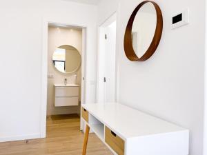 サンタ・マリアにあるBIA D'Olaf Apartmentsの鏡と洗面台のある白いバスルーム +46枚の写真