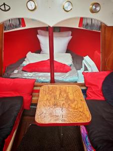 una mesa en el medio de una habitación con cama en Marjonetka noclegi na wodzie, en Świnoujście
