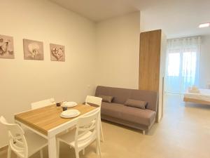 a living room with a table and a couch at Suite Emilia 2 in Bologna