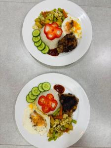 dos platos de comida con huevos y verduras. en Crystal Resort, en Galle