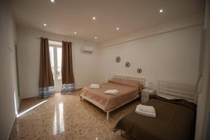 Ένα ή περισσότερα κρεβάτια σε δωμάτιο στο Holiday House Annunziata +15 φωτογραφίες