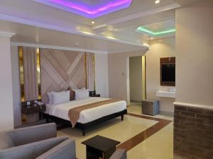 拉各斯BWC Hotel的配有床和沙发的酒店房间 更多19张照片