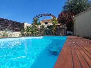 basen przed domem w obiekcie Maison Avignon w Awinionie