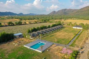 vista aerea di una fattoria con piscina di Orchards verdant Resort Pushkar a Pushkar