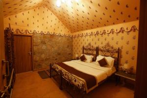una camera da letto con un letto in una stanza di Orchards verdant Resort Pushkar a Pushkar