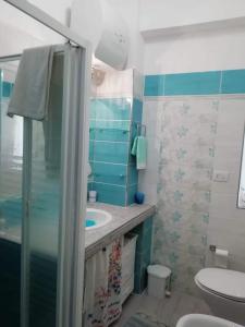 Koupelna v ubytování Casa Mimosa - Appartamento con giardino a 50 mt dal mare + 5 fotografií