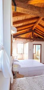 um quarto amplo com 2 camas e tectos em madeira em DaniEli Camere em Verona