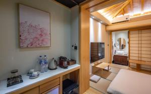 Кровать или кровати в номере YiPiao Courtyard Hot Spring Resort Xiaotang Resot Xiaotangshan Beijing