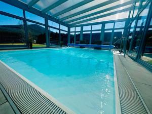 Der Swimmingpool an oder in der Nähe von Szent Orbán Erdei Wellness Hotel és Residence