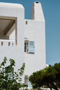 un edificio bianco con una finestra e una torre di Naxos Kastraki Homey Villa with Sea View a Kastraki Altre 61 foto