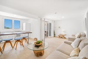 a living room with a couch and a table at Apartamento frente al mar en Binibeca Nou in Binibeca