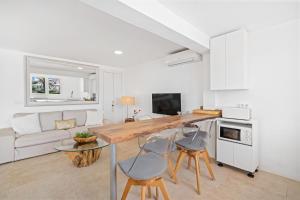 a kitchen and living room with a table and chairs at Apartamento frente al mar en Binibeca Nou in Binibeca