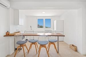a kitchen with a wooden table and four chairs at Apartamento frente al mar en Binibeca Nou in Binibeca