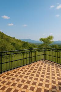 DarlaghatThe Serene Corner的阳台设有黑色围栏,享有风景。