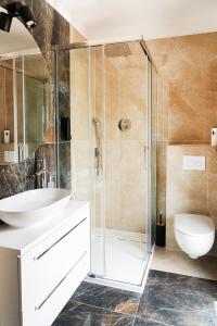 a bathroom with a shower and a sink and a toilet at Apartament 2 z ogródkiem in Sieniawa Żarska