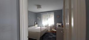 a small bedroom with a bed and a window at Casa Margherita in Pairola