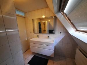 Ένα μπάνιο στο Luxuriöses Landhaus mit Hot Tub +10 φωτογραφίες