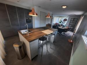 Η κουζίνα ή μικρή κουζίνα στο Luxuriöses Landhaus mit Hot Tub