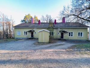 Una casa amarilla con chimeneas rojas encima. en House for 10 person near Meyer Turku 6A2, en Turku