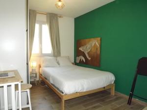 sypialnia z łóżkiem i zieloną ścianą w obiekcie Maison Avignon w Awinionie +25 zdjęć