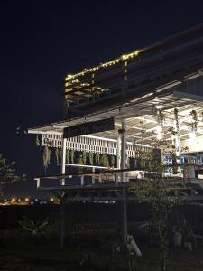 una gasolinera iluminada por la noche en BanYat Farm Stay, 