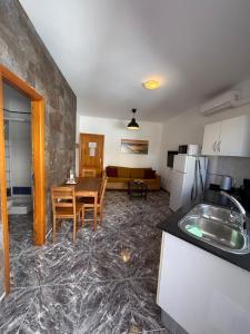 Kuchyň nebo kuchyňský kout v ubytování Apartamentos La Aldea Suites