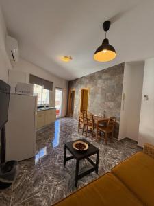 Kuchyň nebo kuchyňský kout v ubytování Apartamentos La Aldea Suites